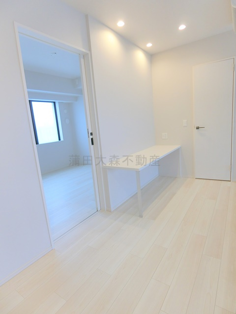 ブランシエスタ西馬込のその他|洋室6.8帖横の階段ホールにはテレワークにも利用できそうなデスク付！？