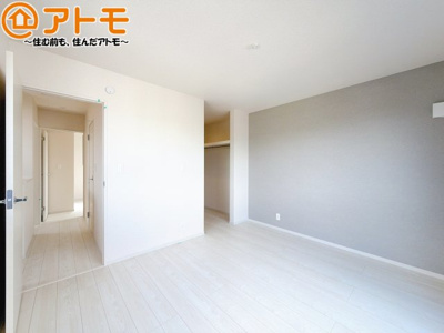 【寝室】 | 駿河区下川原五丁目9期　新築戸建　4号棟 | アクセントクロスが印象的なお部屋です。お気に入りの家具に囲まれてゆったり過ごしたいですね♪