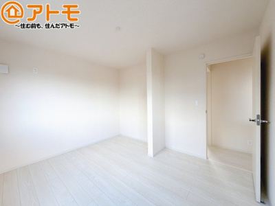 【子供部屋】 | 駿河区下川原五丁目9期　新築戸建　4号棟 | 壁と床がシンプルな色合いだからこそ自分だけの空間を作れます♪お部屋作りのイメージは順調でしょうか♪