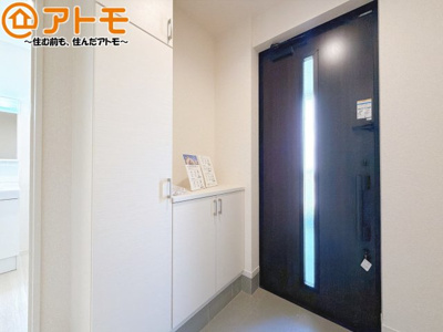 【玄関】 | 駿河区下川原五丁目9期　新築戸建　4号棟 | 玄関は収納付きで使い勝手良好♪見た目もすっきり♪