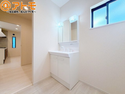 【独立洗面台】 | 駿河区下川原五丁目9期　新築戸建　4号棟 | 三面鏡の中は収納になっているため、スッキリとした洗面台を保つことができます♪