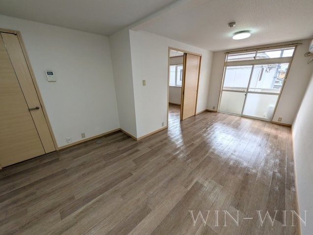 エルディム新栄 Bの居間・リビング