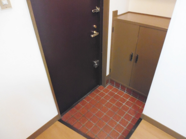 ヨダヤビルの玄関|下駄箱付きの玄関です☆