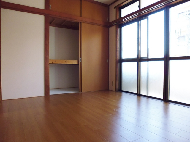 ヨダヤビルの寝室|窓が広めなので日当たり良好ですね☆