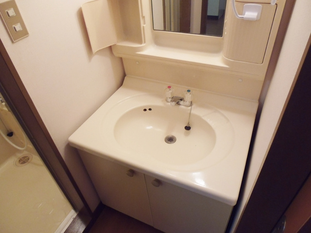 ヨダヤビルの洗面所|独立洗面台付きの脱衣所☆