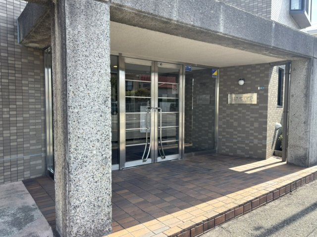 コスモ小針のエントランス