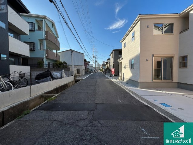 29(土)30(日)現地見学可能！◆泉佐野市鶴原　全2邸の前面道路含む現地写真|周辺は閑静な住宅街！前面道路広々で車の出し入れも便利です。駐車が苦手な方でも安心して車庫入れできます！