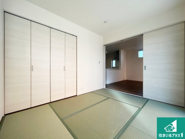 29(土)30(日)現地見学可能！◆泉佐野市鶴原　全2邸の和室|一室あると便利な和室は客間としてだけでなく、小さなお子様のプレイルームや食後のくつろぎスペースとしてもご利用いただけます。収納もついていますので大活躍間違いなし！