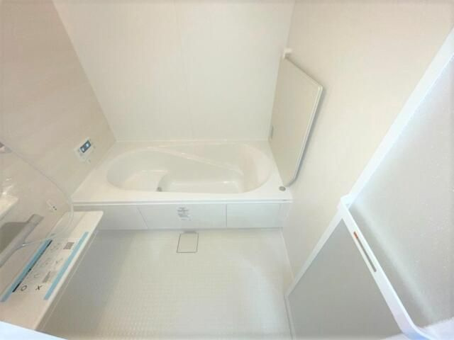 男山金振築浅戸建ての浴室