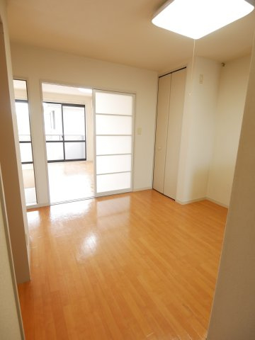 Kハウスの居間・リビング|こちらの居間で趣味の時間をお楽しみください