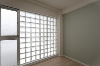 【洋室】 | パレ昆陽池公園Ⅰ | 洋室4.5帖です♪ガラスブロックからの採光が有り、明るい室内です！！ぜひ現地をご覧ください！！