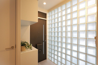 【玄関】 | パレ昆陽池公園Ⅰ | 玄関です♪ガラスブロックからの採光も有り、たいへん明るい玄関です！！