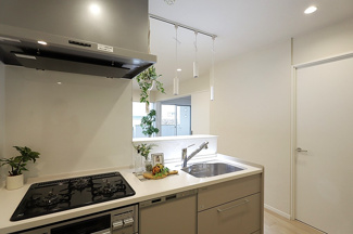 【キッチン】 | パレ昆陽池公園Ⅰ | 新品のシステムキッチンです♪お料理しながらリビングが見渡せる対面式キッチンです！！食器洗い乾燥機付きで食後の後片付けはお任せですね！