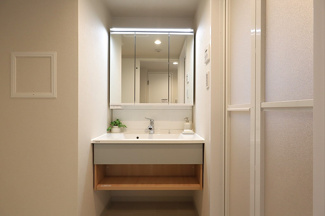 【独立洗面台】 | パレ昆陽池公園Ⅰ | 新品の洗面化粧台です♪シャワー水栓で使い勝手も良いです！！鏡は三面鏡になっております！！