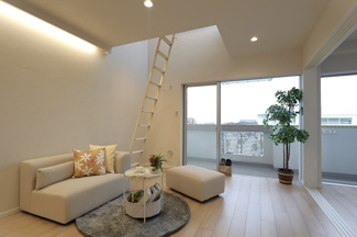 【居間・リビング】 | パレ昆陽池公園Ⅰ | リビングの上部の吹き抜けからルーフバルコニーに移動できます！！ぜひ現地でご覧ください！！