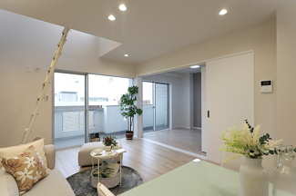 【居間・リビング】 | パレ昆陽池公園Ⅰ | バルコニーに面した明るく開放的なリビングです♪上部には吹き抜けがあり広く感じられます！！隣接した洋室4.6帖の建具をオープンにしていただくと２LDKとしても使用できます！！