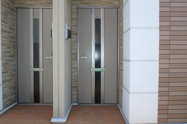 フォーリスト清水の玄関