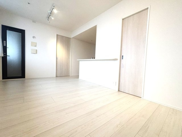 エンクレストベイサイド通りの洋室|白を基調としたリビングなので温かい雰囲気です☆居心地がよさそうですね♪