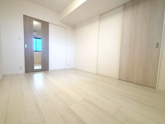 エンクレストベイサイド通りの洋室|壁には鏡がついているので身支度の時に便利です☆