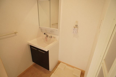 【洗面所】 | エミナンス川口 | 忙しい朝には欠かせない洗面所です