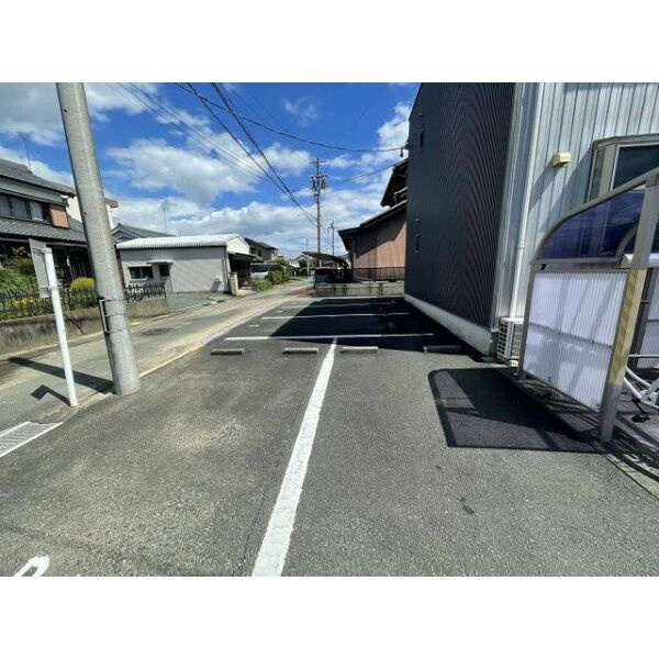 ミューズイン西方の駐車場