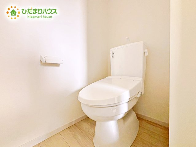 【独立洗面台】 | 水戸市小吹町2期　新築戸建　3号棟 | 正面だけでなく、左右も確認できる三面鏡は、身だしなみを整えやすいです！