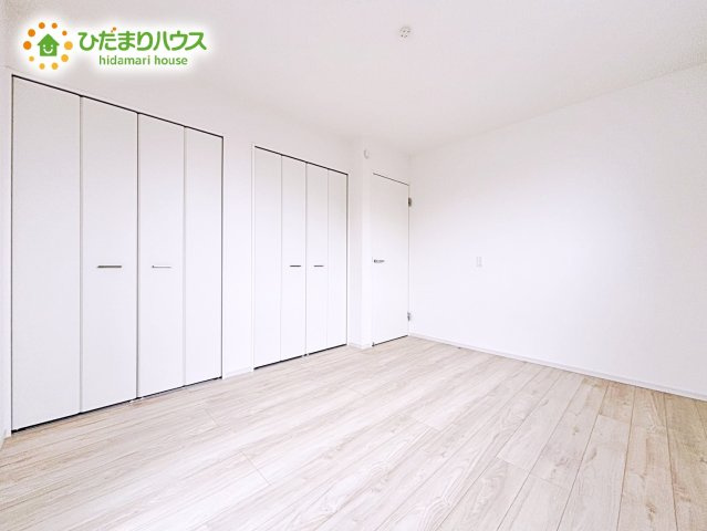 【寝室】 | 水戸市小吹町2期　新築戸建　3号棟 | バルコニーに面していて、たっぷり光りの入る明るい主寝室です！