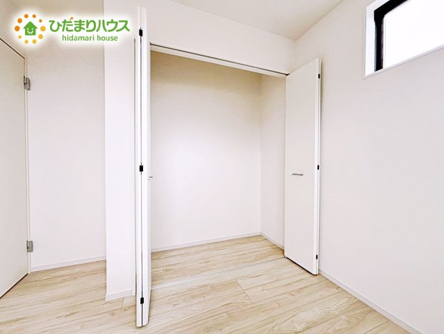 【洋室】 | 水戸市小吹町2期　新築戸建　3号棟 | 二面採光の設計で明るい時間帯は陽が入り、リラックス出来るお部屋となっています。