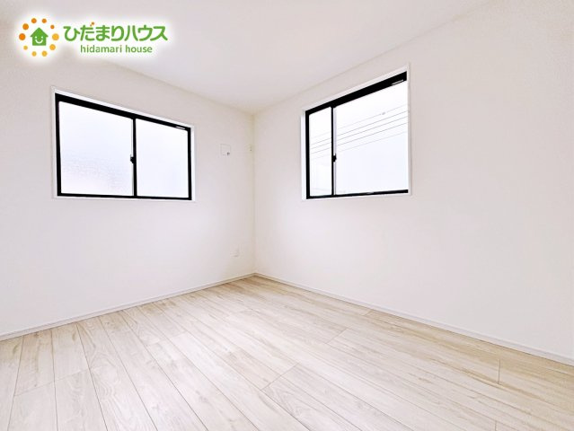 【洋室】 | 水戸市小吹町2期　新築戸建　3号棟 | 白い壁の洋室は、太陽の光だけでも十分明るく感じられますね