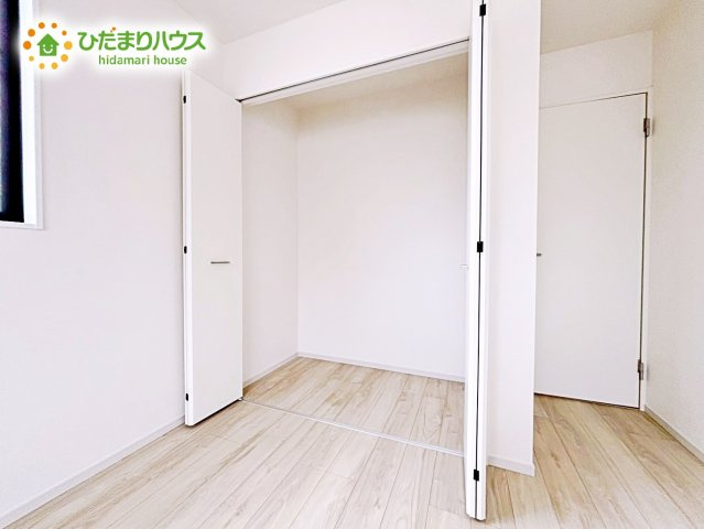 【洋室】 | 水戸市小吹町2期　新築戸建　3号棟 | 白い壁の洋室は、太陽の光だけでも十分明るく感じられますね