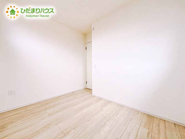 【洋室】 | 水戸市小吹町2期　新築戸建　3号棟 | 明るい日差しが降り注ぐお部屋に、居心地の良さを感じさせるコーディネート。家具やカーテンでお気に入りのお部屋に♪