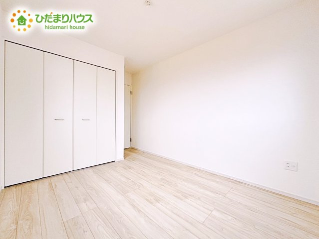 【洋室】 | 水戸市小吹町2期　新築戸建　3号棟 | 明るい日差しが降り注ぐお部屋に、居心地の良さを感じさせるコーディネート。家具やカーテンでお気に入りのお部屋に♪