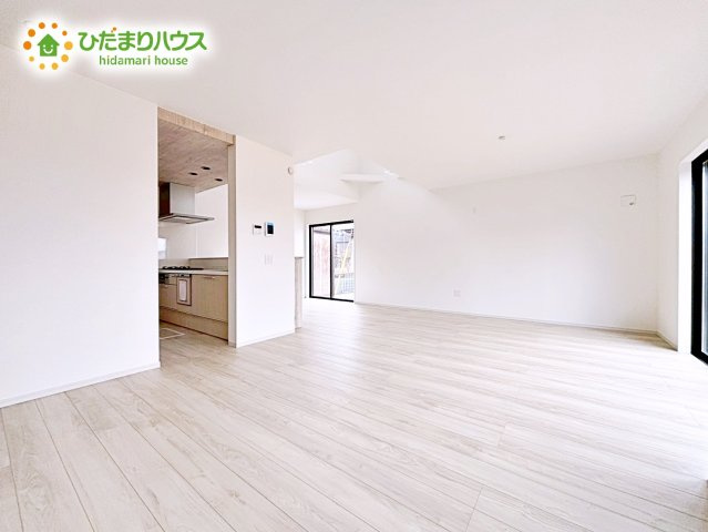 【居間・リビング】 | 水戸市小吹町2期　新築戸建　3号棟 | 複層ガラスの遮熱効果と断熱効果で、一年中快適に過ごせます (#^.^#)