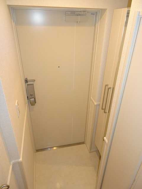 ファーストプレイスの玄関