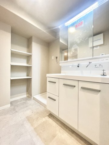 エンゼルハイム上野芝の洗面所|スペースが確保できる洗面所です