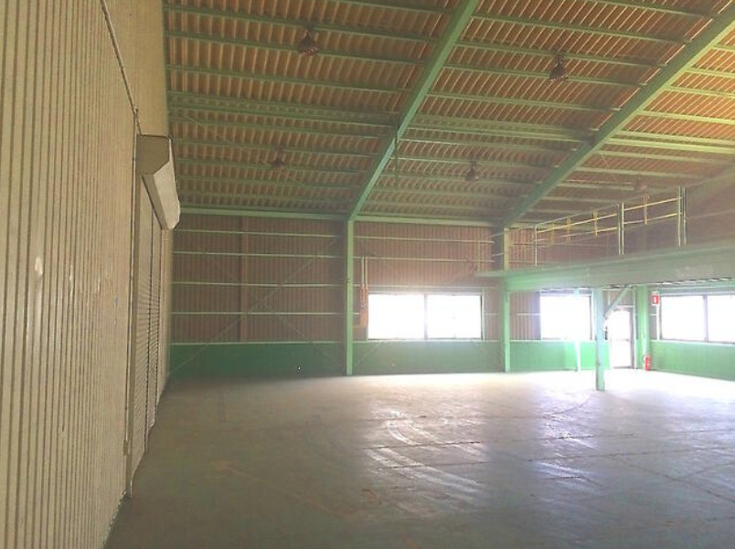 北葛飾郡松伏町大字大川戸の倉庫