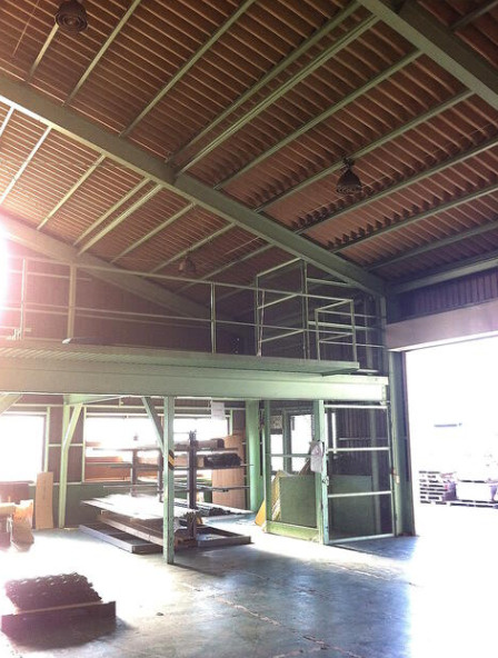 北葛飾郡松伏町大字大川戸の倉庫