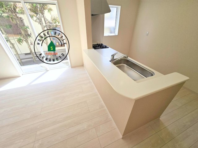 合志市野々島第1-1棟（1号棟）の内観：施工例|キッチンから立ち込める香りが今日の料理を期待させます。