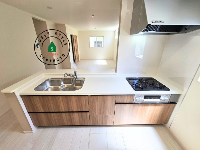 合志市野々島第1-1棟（1号棟）の内観：施工例|ご家族を近くに感じられる対面キッチンのLDK。会話もはずみそうですね。