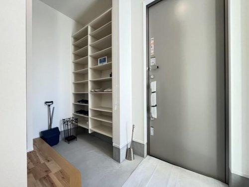 知多郡阿久比町大字宮津字小廻間　全3区画　E-8区画の玄関|陽の光が入る明るい玄関☆