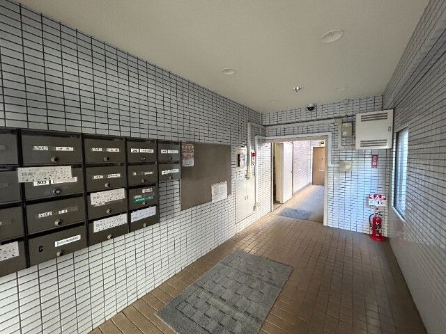 ルミエール岡村 のエントランス
