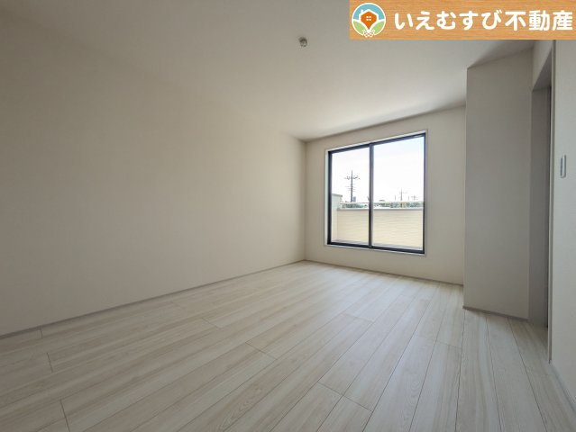 Livele Garden.S　寄居町富田の洋室|ぬくもりのある色合いでシンプルな洋室
日当り良好で明るい洋室！大容量のウォークインクローゼット付き♪