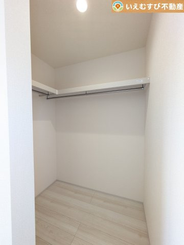 Livele Garden.S　寄居町富田の収納|たっぷりの収納力を備えたウォークインクローゼット
たくさん収納できるので季節物やかさばるバッグなども片付きます♪