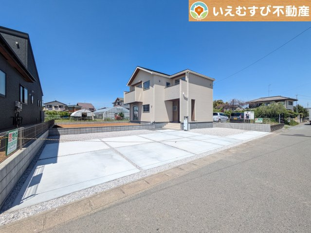 Livele Garden.S　寄居町富田の駐車場|並列4台以上駐車可能なゆとりのカースペース
複数台車をお持ちでも、お友達が遊びに来てもゆとりの駐車スペース！
