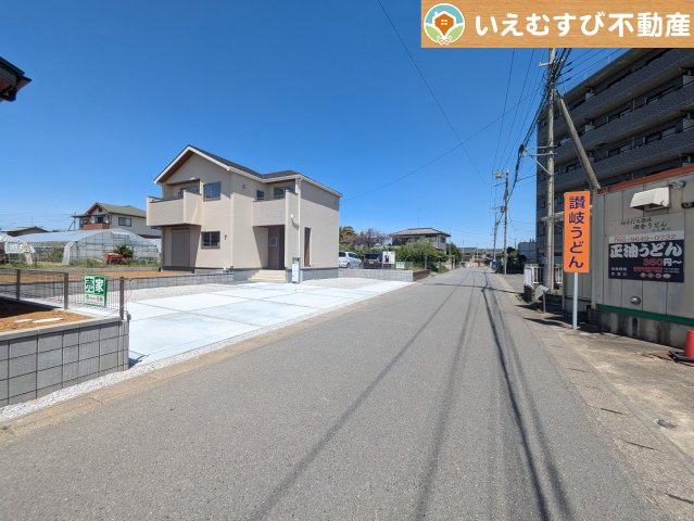 Livele Garden.S　寄居町富田の前面道路含む現地写真|安心の広々6ｍ前面道路
6ｍの前面道路はお車の駐車が楽々！すれ違える広さが確保されています♪