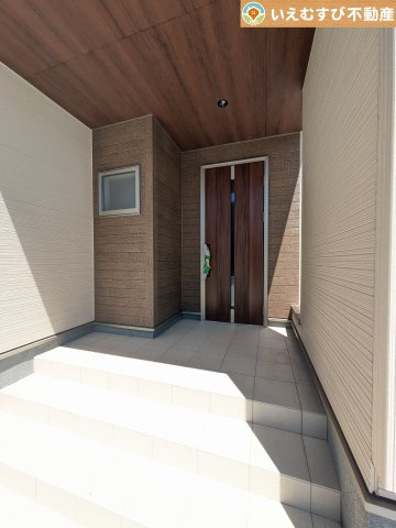 Livele Garden.S　寄居町富田のエントランス|落ち着いた色づかいのエントランス
駐車場からアクセスの良いエントランス。雨の日や荷物が多くても安心の動線♪