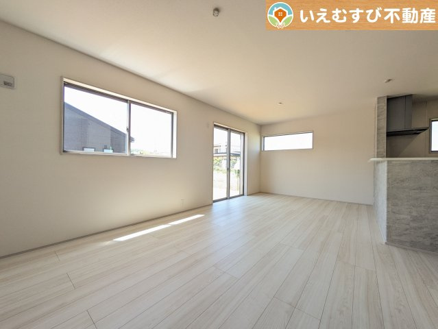 Livele Garden.S　寄居町富田の居間・リビング|自然光で満たされる明るく開放感溢れるリビング
たっぷりの採光で明るい空間。家族みんなでくつろげます♪
