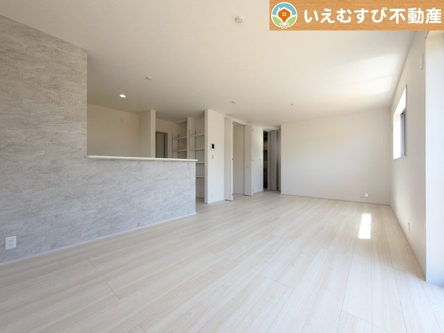 Livele Garden.S　寄居町富田の居間・リビング|開放感と家族との距離感にこだわったＬＤＫ
採光たっぷりのリビングで休日には家族みんなでくつろげそうですね♪
