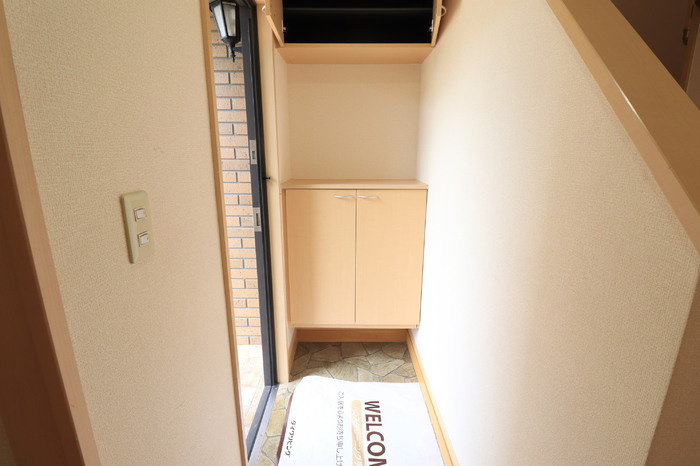 川崎市麻生区はるひ野３丁目のアパートの玄関