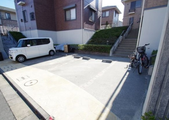川崎市麻生区はるひ野３丁目のアパートの駐車場